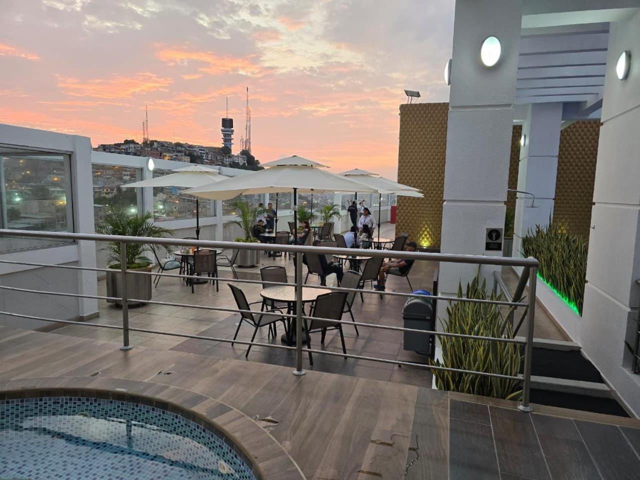 Puerto Santa Ana Suites Guayaquil Esterno foto